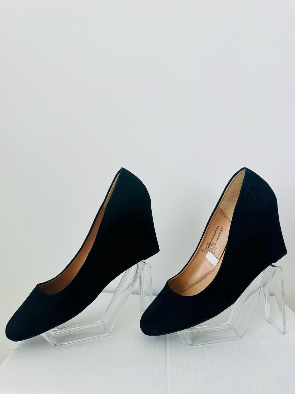 Black Wedge Pumps - Round Toe - Size 8.5 🖤 - Picture 2 of 5